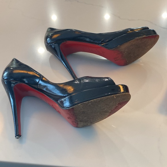Christian Louboutin Patent Leather peep toe pump. Size 39.5/9.5 - Picture 3 of 7